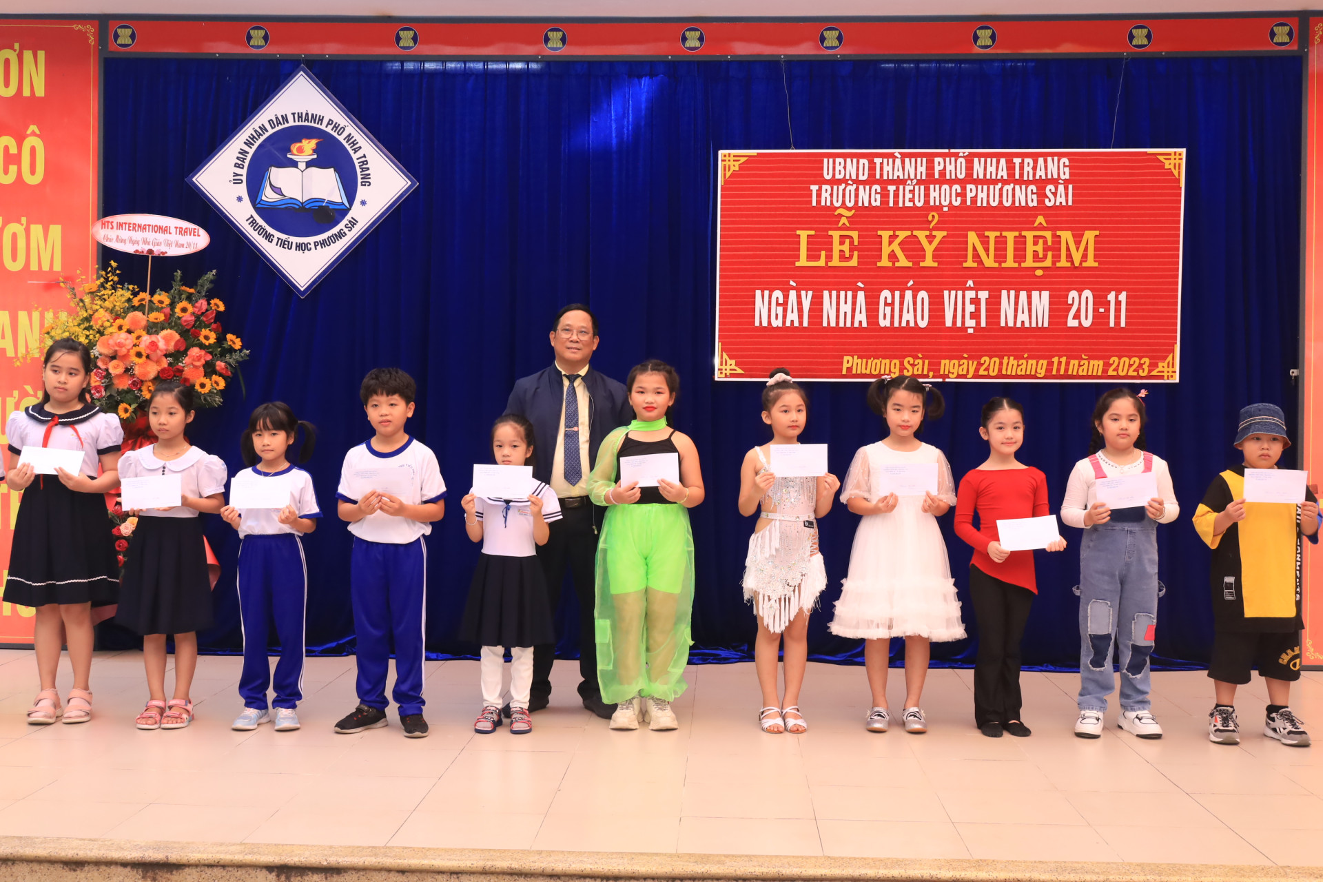 Thầy Nguyễn Thúc Hiền - Hiệu trưởng Trường Tiểu học Phương Sài trao giải Nhất cho học sinh tham gia cuộc thi Tìm kiếm tài năng.