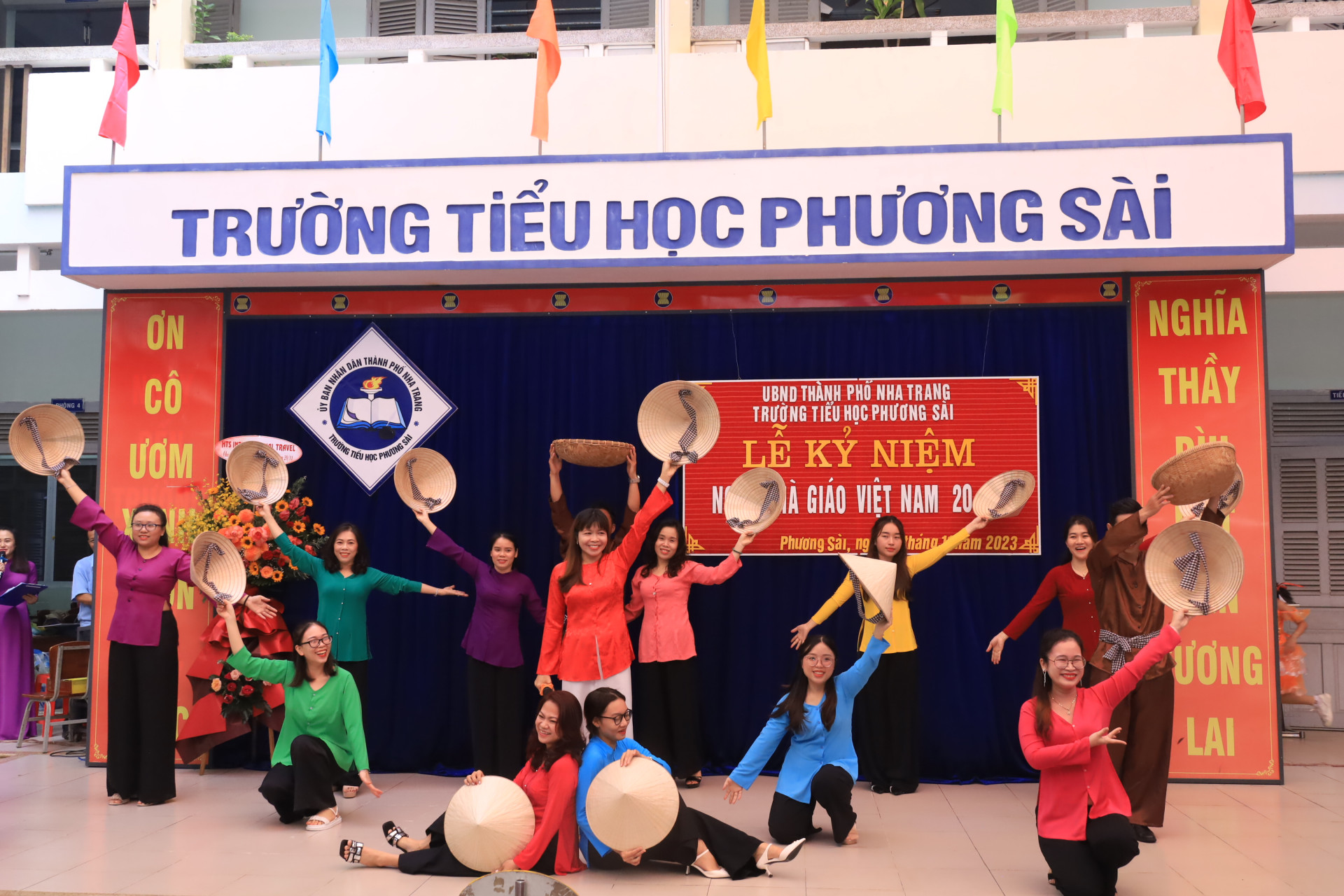 Tiết mục văn nghệ chào mừng Ngày Nhà giáo Việt Nam của các thầy, cô Trường Tiểu học Phương Sài.