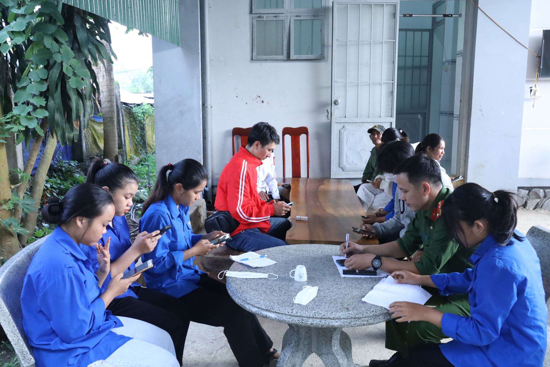 Đoàn viên, thanh niên huyện Khánh Sơn hỗ trợ người dân thực hiện thủ tục đăng ký định danh điện tử. Ảnh minh họa