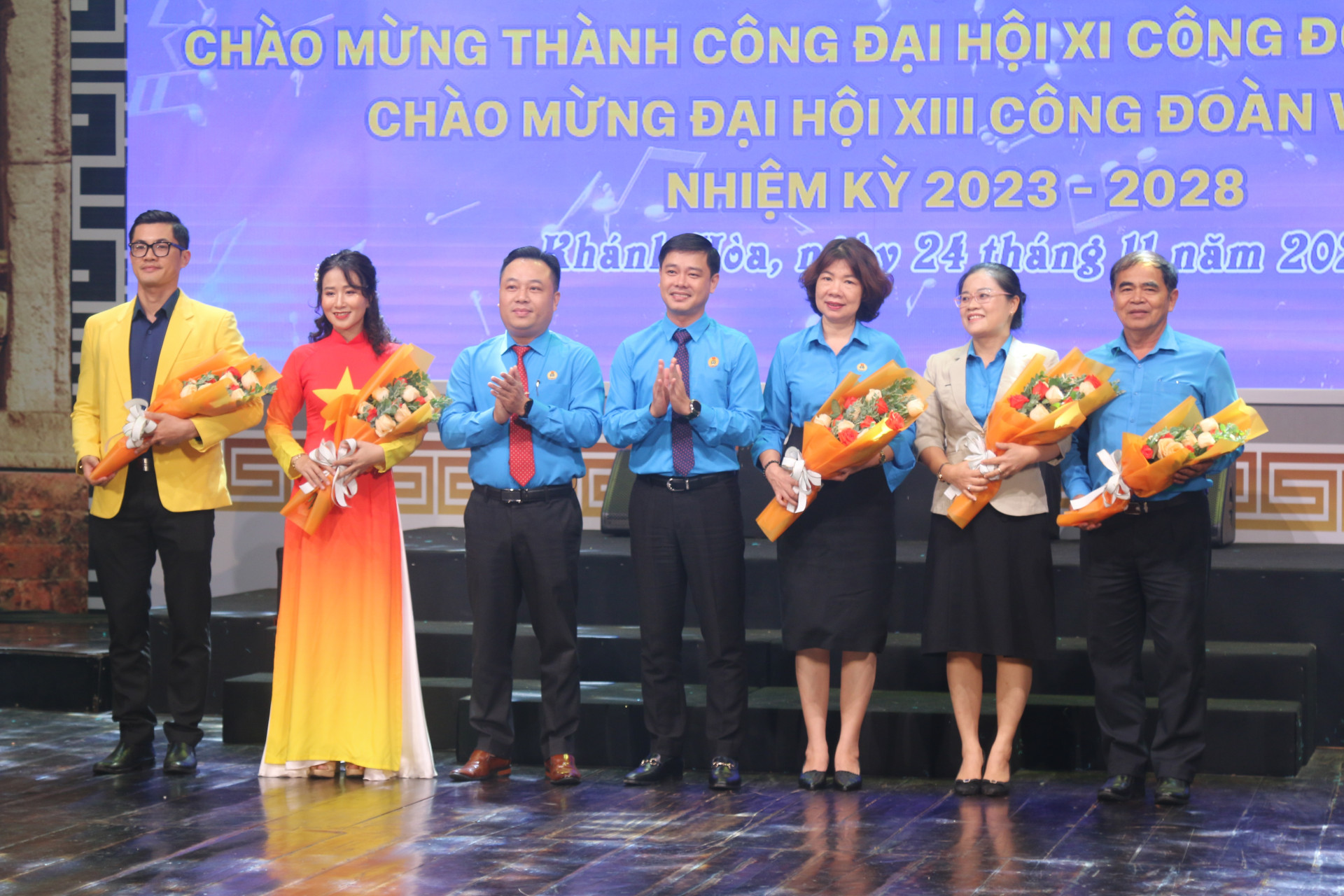 Lãnh đạo Liên đoàn Lao động tỉnh tặng hoa cho đại diện những đơn vị tham gia liên hoan văn nghệ.