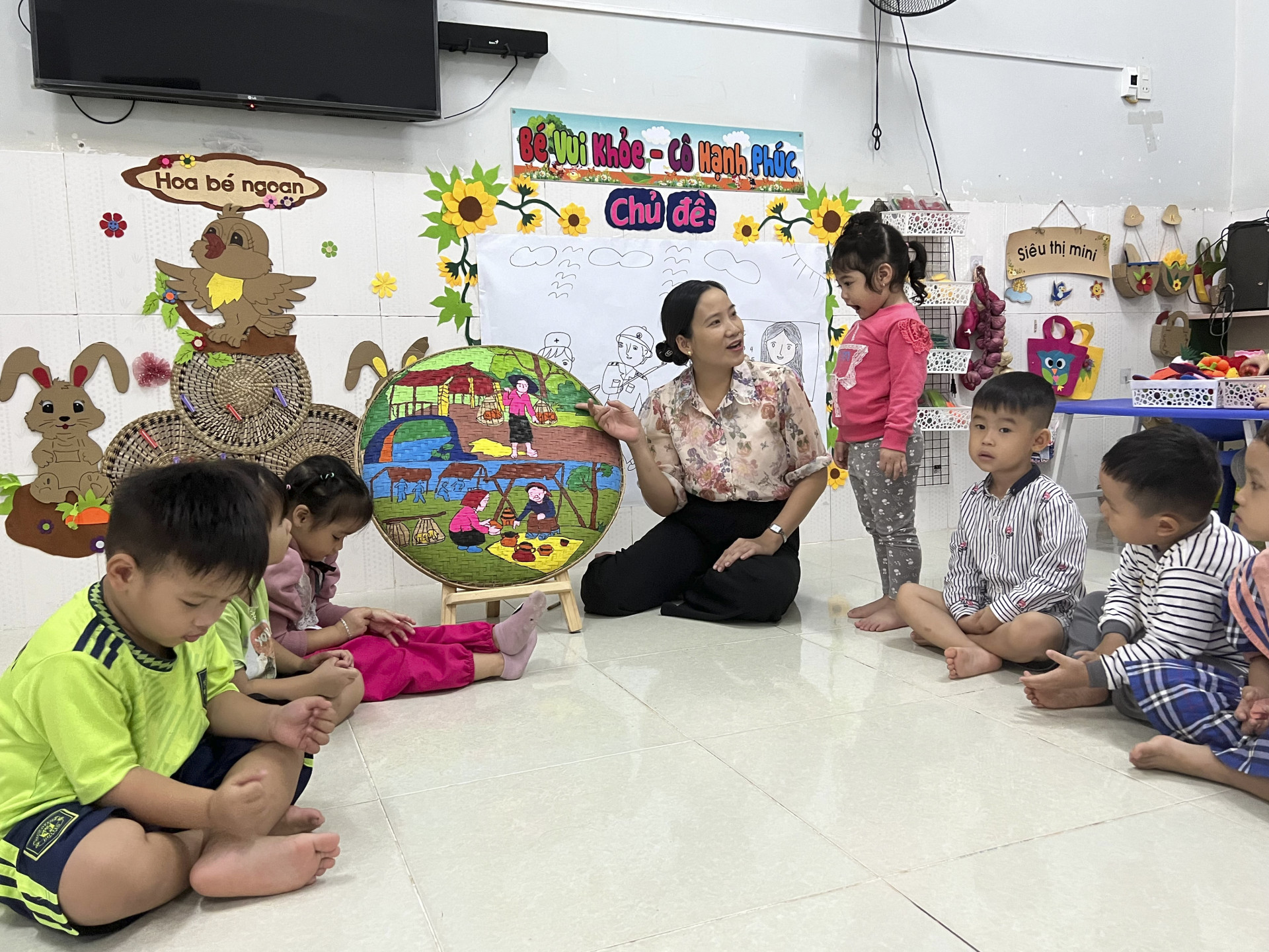 Cô Lường Thị Thanh cùng các bé trong giờ học.