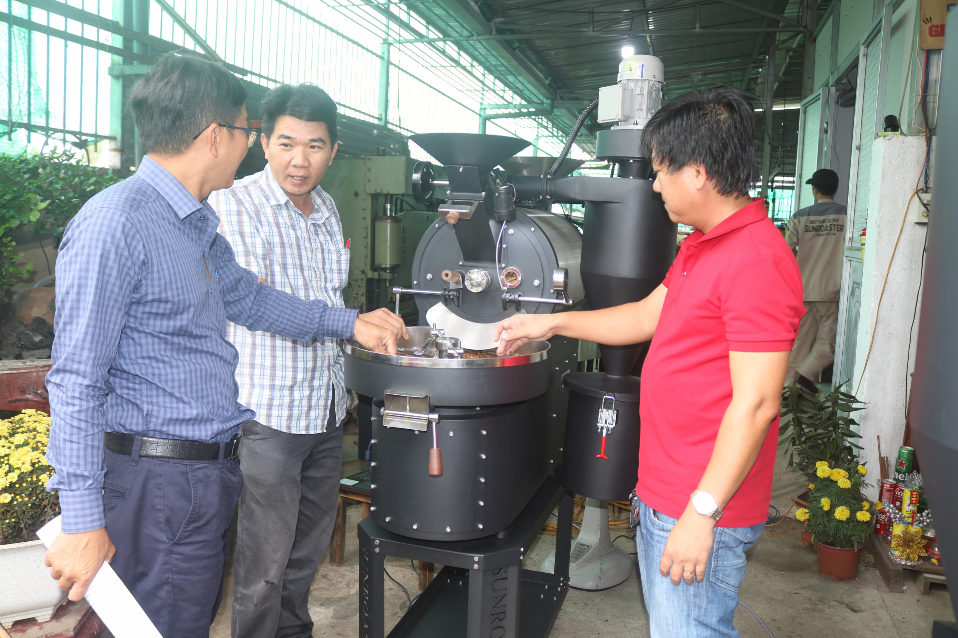 Chế tạo máy rang xay cà phê tại Công ty Sunroast, xã Vĩnh Ngọc