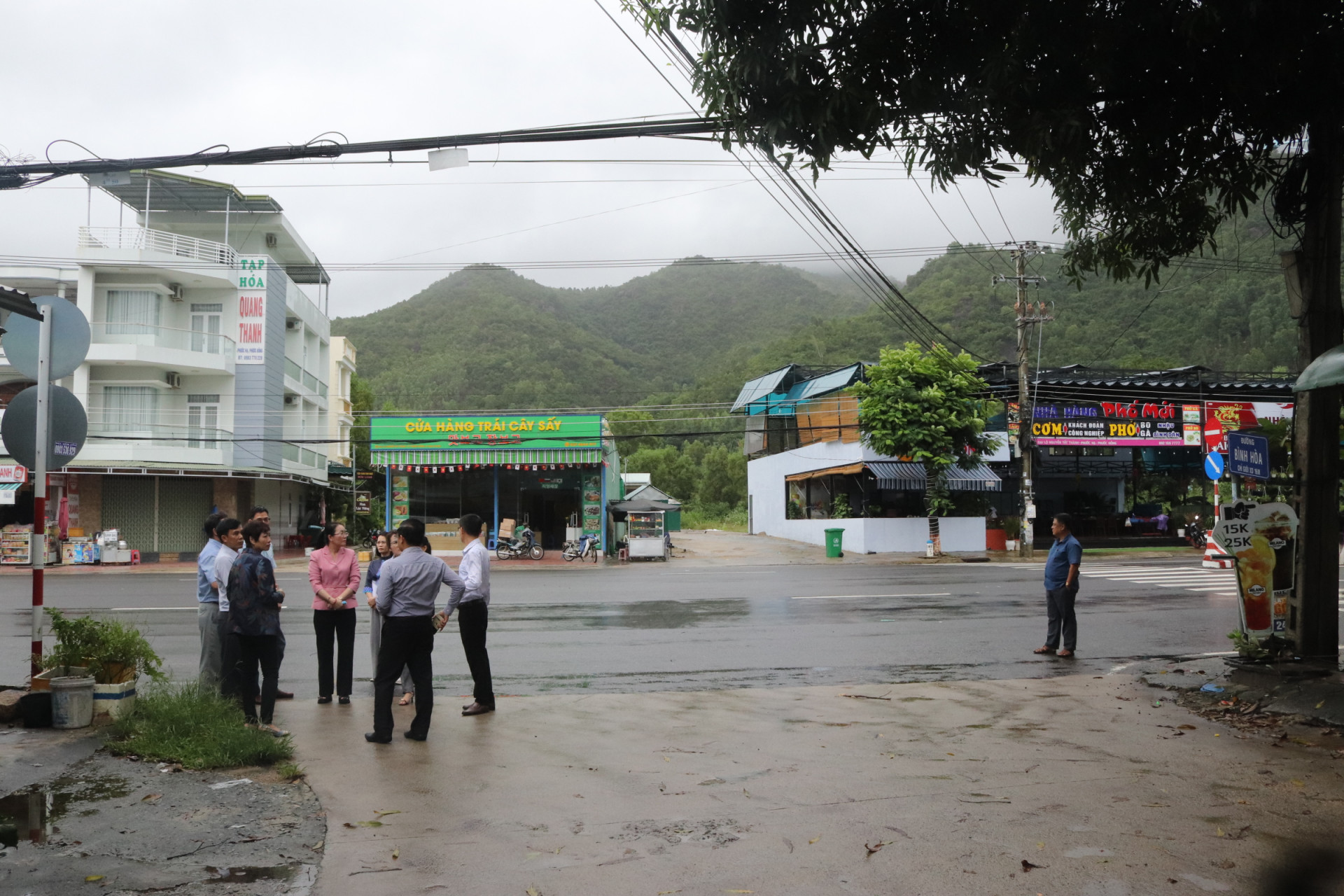 Cử tri kiến nghị khu vực ngã tư đường Nguyễn Tất Thành và đường Bình Hòa hiện nay chưa có lắp đèn tín hiệu giao thông.