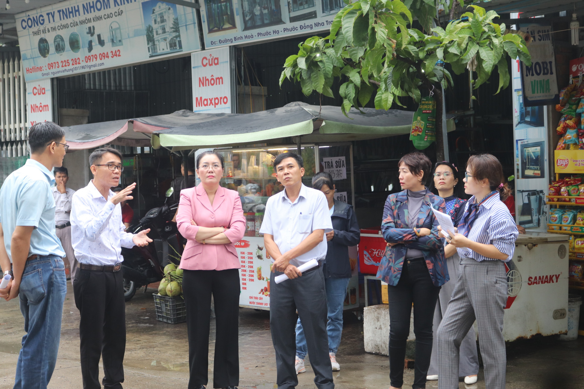 Đoàn giám sát của HĐND tỉnh khảo sát khu vực ngã tư đường Nguyễn Tất Thành và đường Bình Hoà.