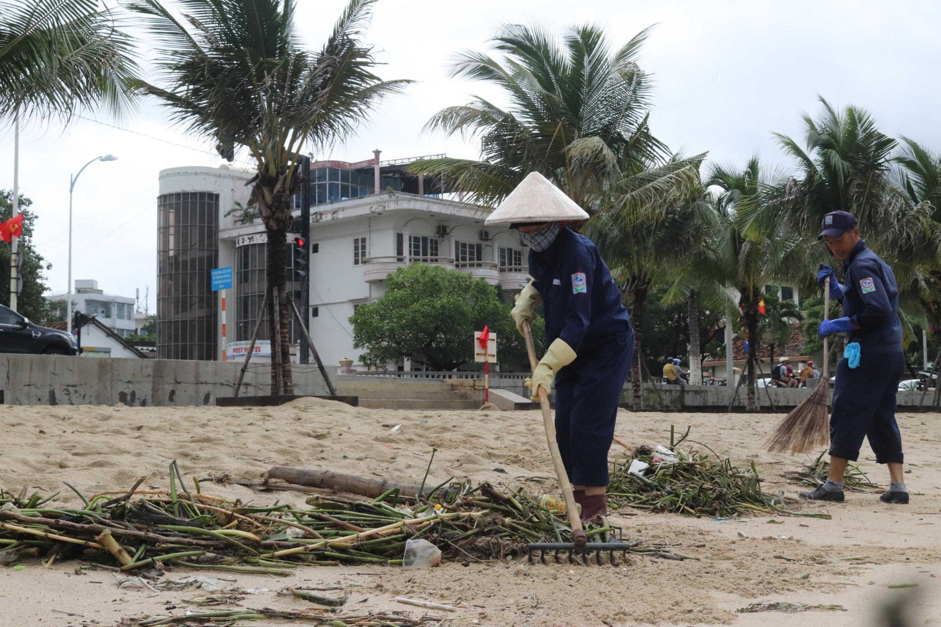 Công nhân tích cực thu gom rác thải ở bãi biển Nha Trang.