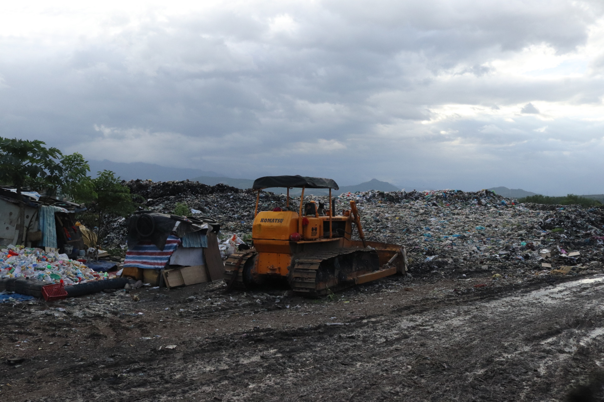 Rác ở Bãi rác Hòn Ngang chôn lấp, đốt thủ công gây nguy cơ ô nhiễm môi trường.