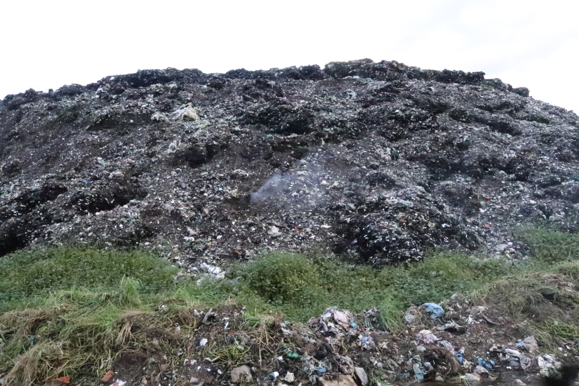 Rác chất cao, cháy âm ỉ ở bãi rác Hòn Ngang.