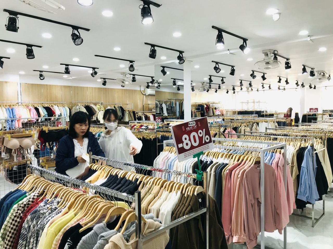 Khách hàng chọn mua quần áo tại một cửa hàng trên đường Quang Trung