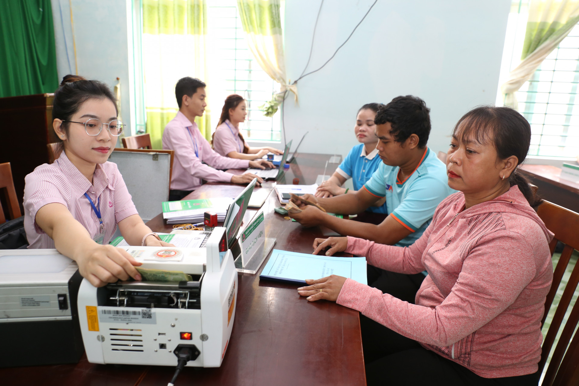 Giải ngân vốn tín dụng chính sách cho người dân xã Giang Ly (ảnh đơn vị cung cấp).