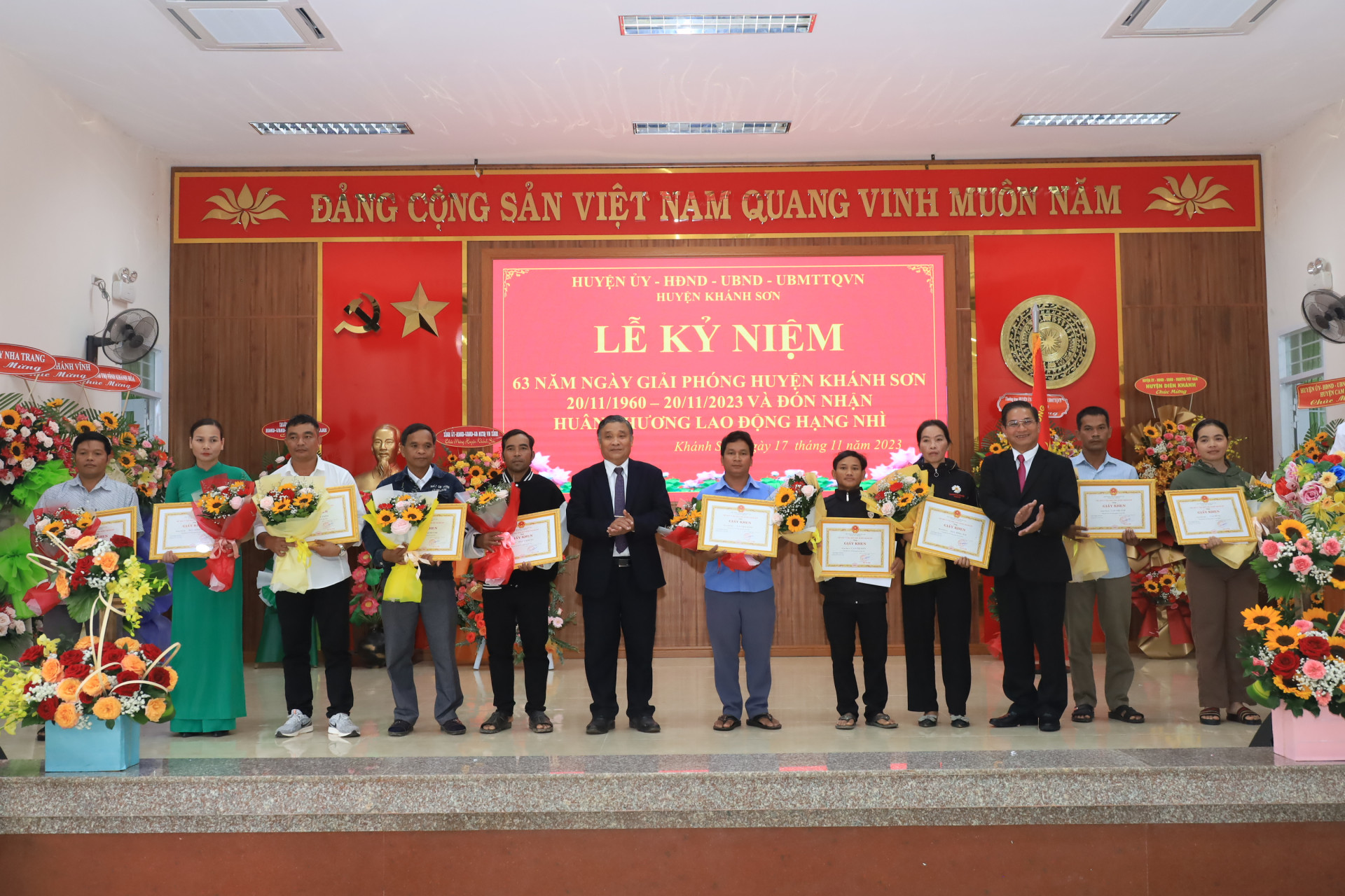 Lãnh đạo huyện Khánh Sơn khen thưởng các hộ đồng bào dân tộc thiểu số làm kinh tế giỏi