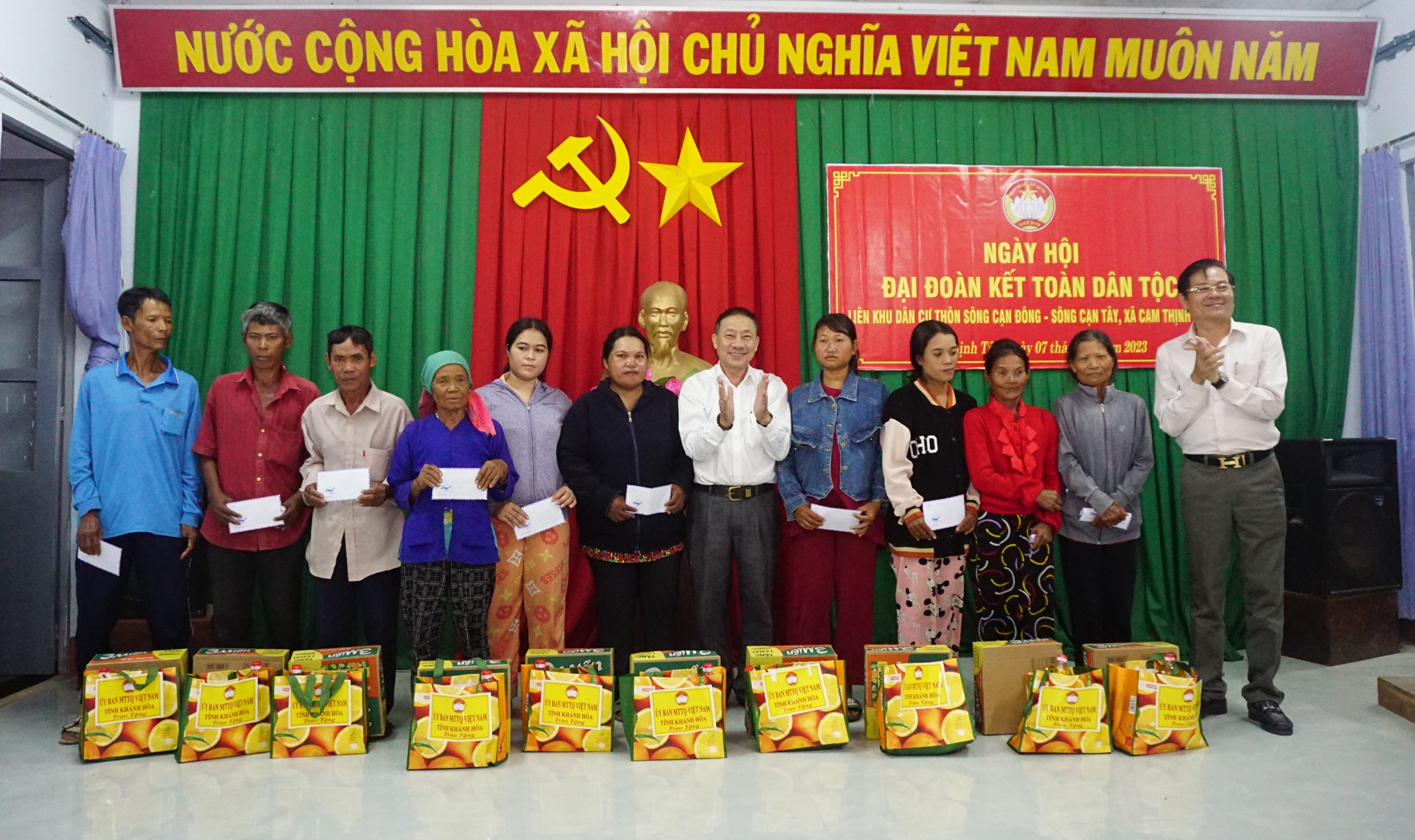 Lãnh đạo tỉnh trao quà cho các hộ đồng bào dân tộc thiểu số nghèo tại ngày hội