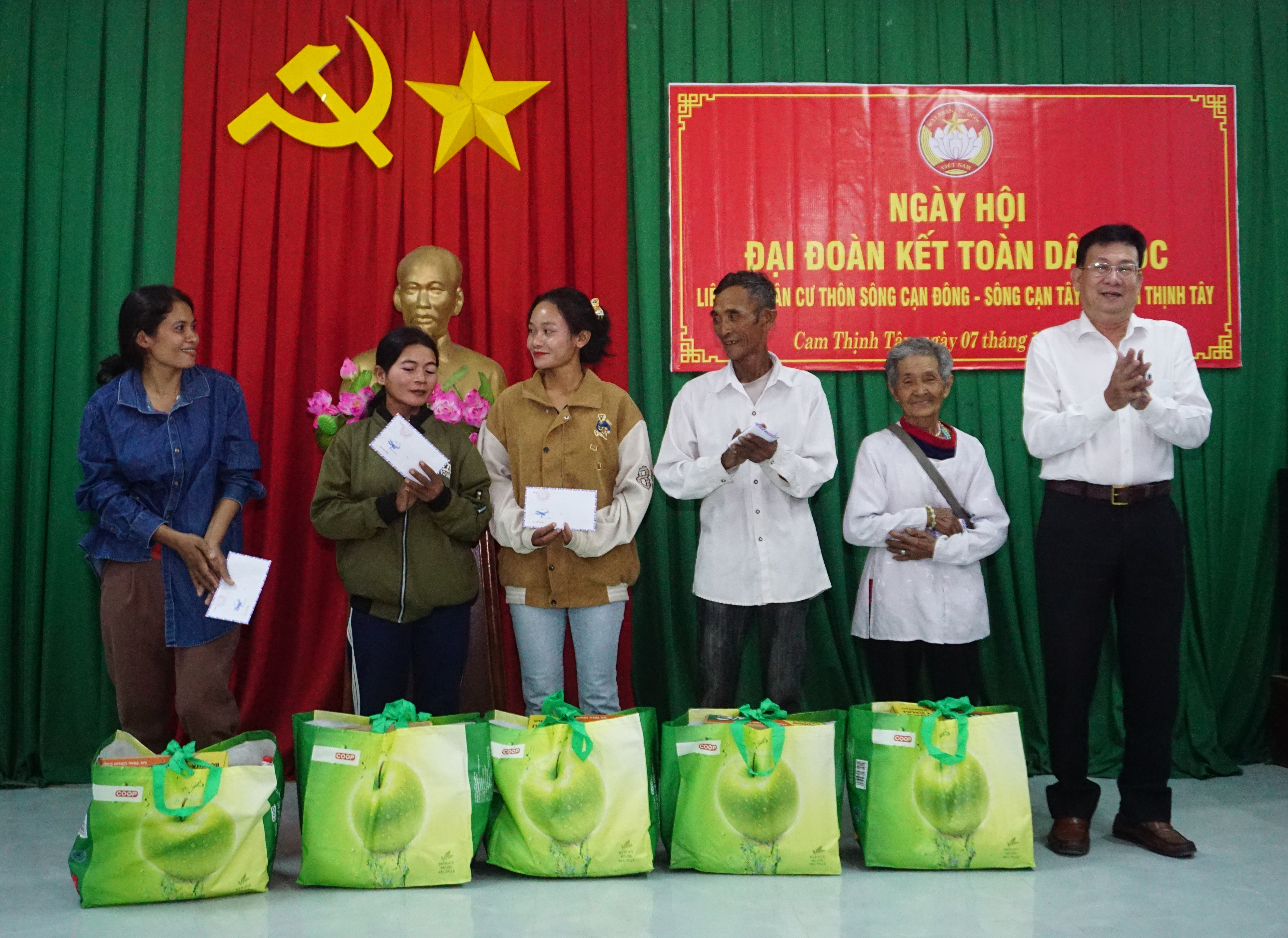 lãnh đạo UBND TP. Cam Ranh trao quà cho các hộ nghèo xã Cam Thịnh Tây