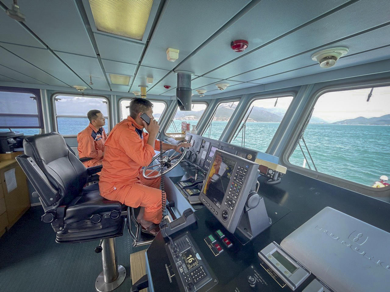Thuyền viên tàu SAR 273 liên lạc với một tàu nước ngoài để cứu nạn.

