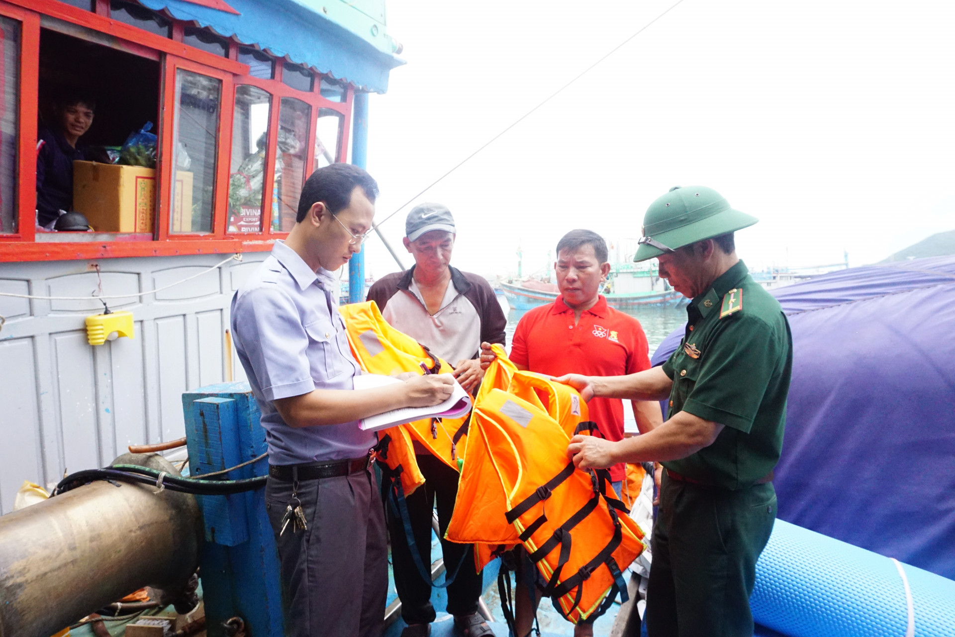 Lực lượng chức năng kiểm tra phương tiện cứu sinh trên tàu cá trước khi làm thủ tục cho tàu xuất bến