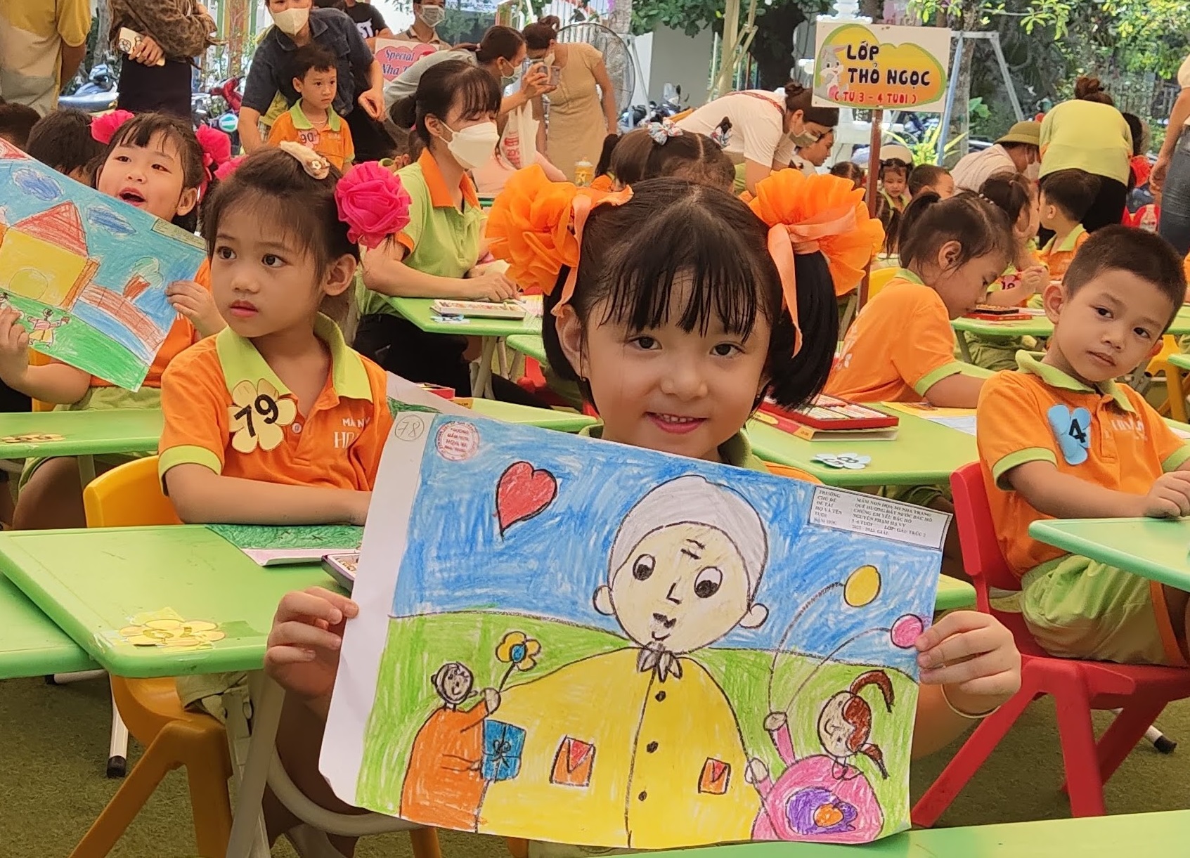 Các bé Trường Mầm non Họa Mi Nha Trang thi vẽ tranh. 