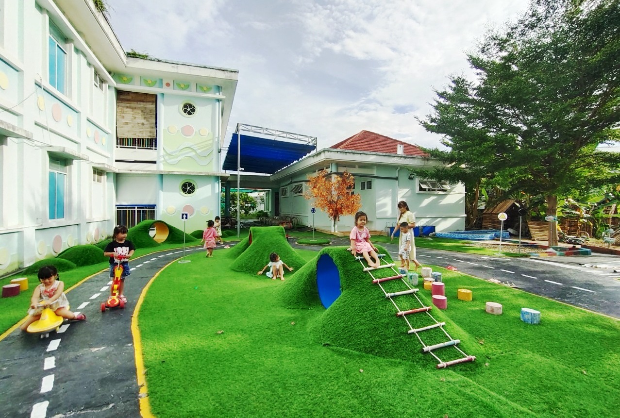 Các bé Trường Mầm non thị trấn Diên Khánh (huyện Diên Khánh) vui chơi trong khu vực sân chơi giao thông vừa được xây dựng. 
