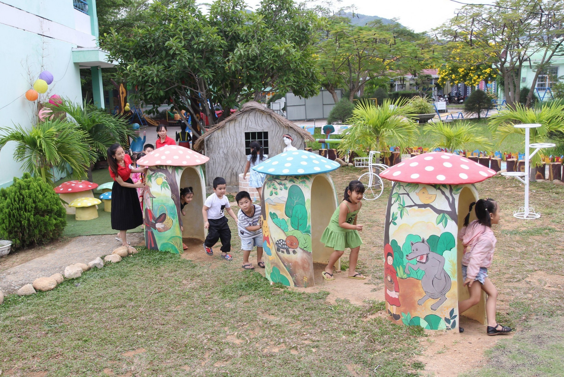 Các bé Trường Mầm non Vạn Lương (huyện Vạn Ninh) chơi đùa trong khu vườn cổ tích. Ảnh: Thiều Hoa. 