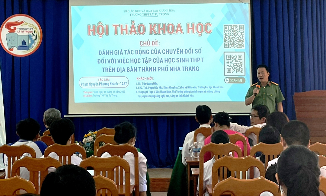 Thượng tá Đào Thanh Bình – Phó Trưởng phòng An ninh mạng và phòng, chống tội phạm sử dụng công nghệ cao, Công an tỉnh Khánh Hòa trao đổi tại hội thảo.
