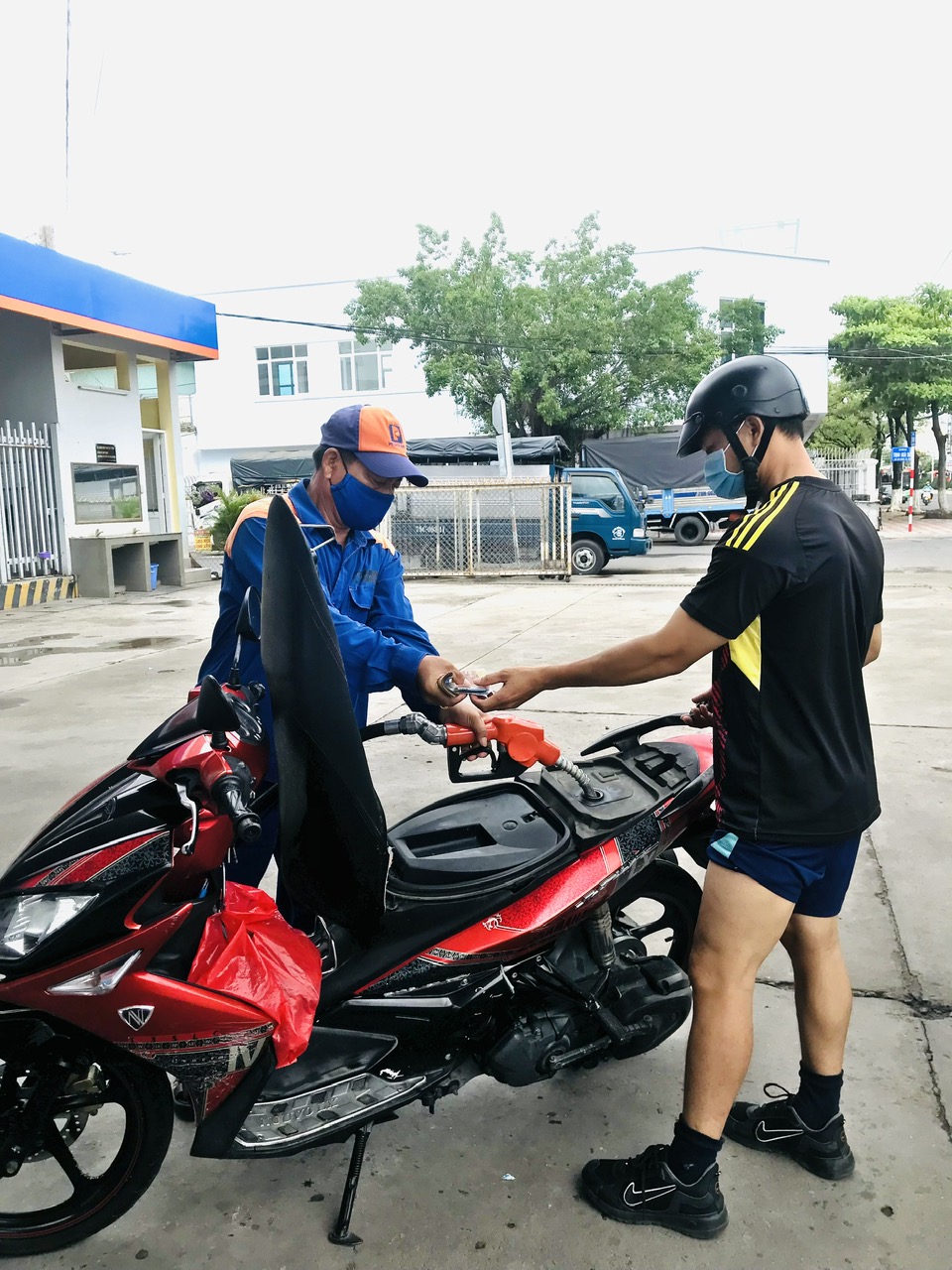 Giá xăng tăng, giá dầu giảm