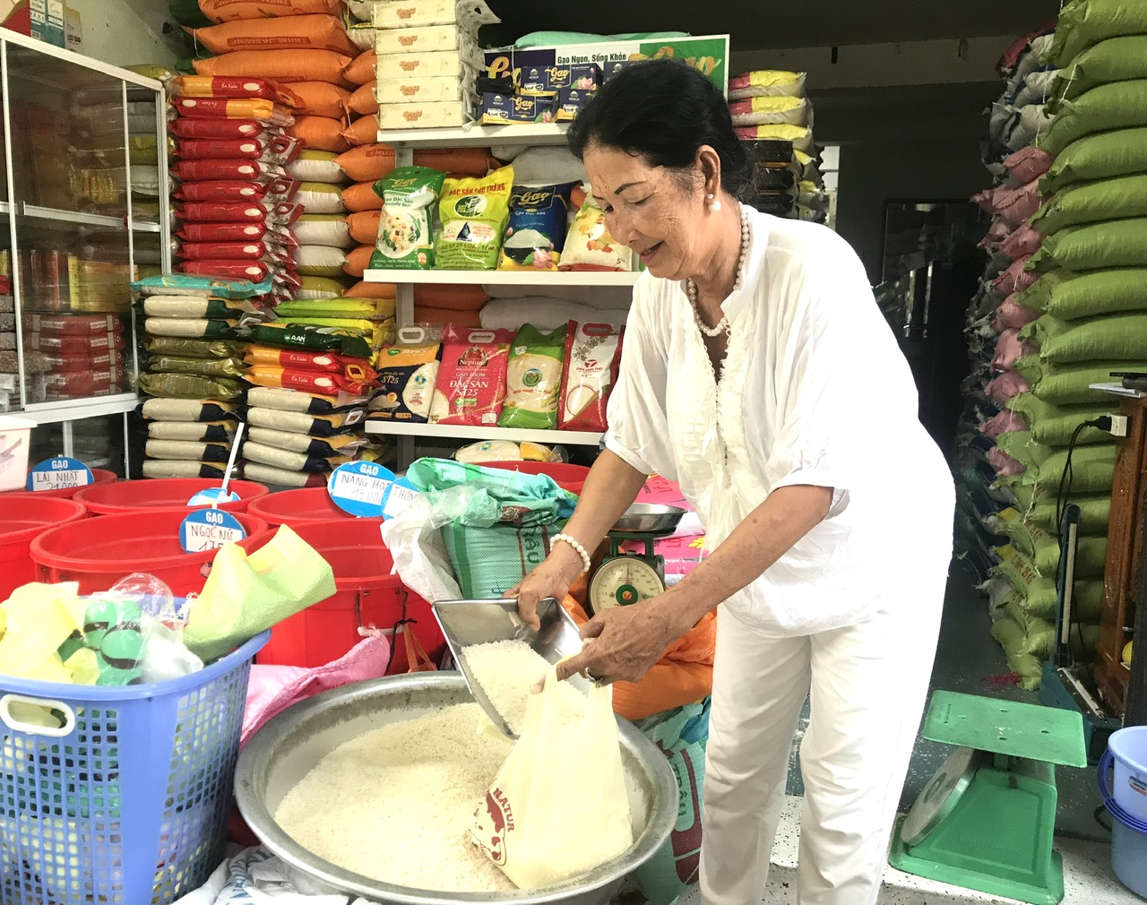 Người dân mua gạo tại một cửa hàng trên đường Trần Nguyên Hãn, Nha Trang.