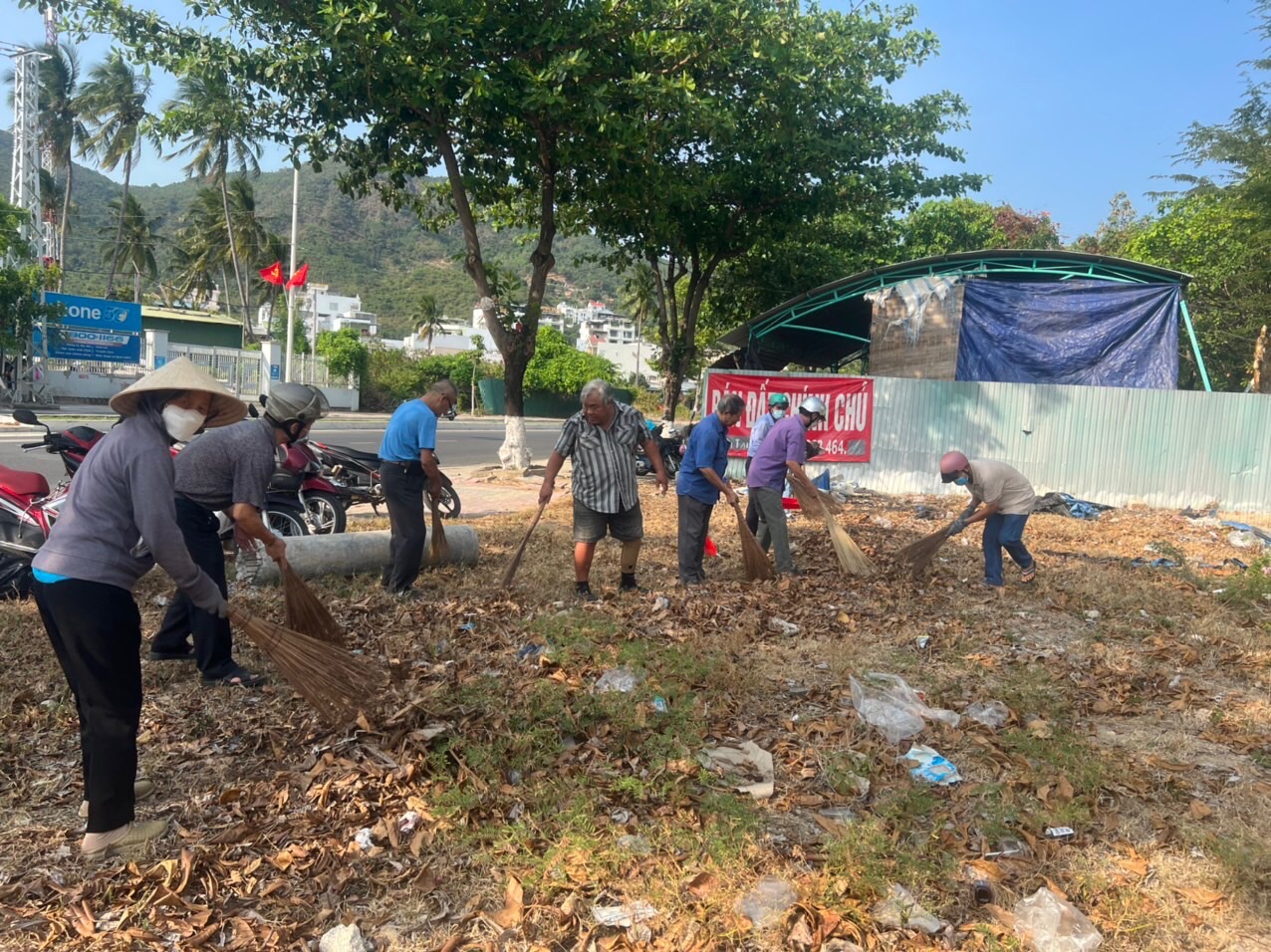 Người dân phường Vĩnh Hòa, TP. Nha Trang ra quân dọn vệ sinh môi trường