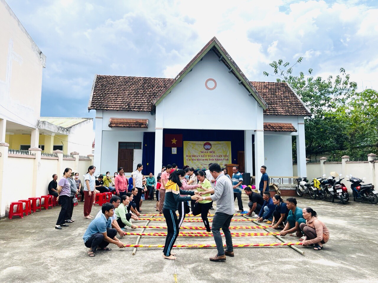 Người dân thị trấn Khánh Vĩnh vui chơi tại Ngày hội Đại đoàn kết toàn dân tộc.