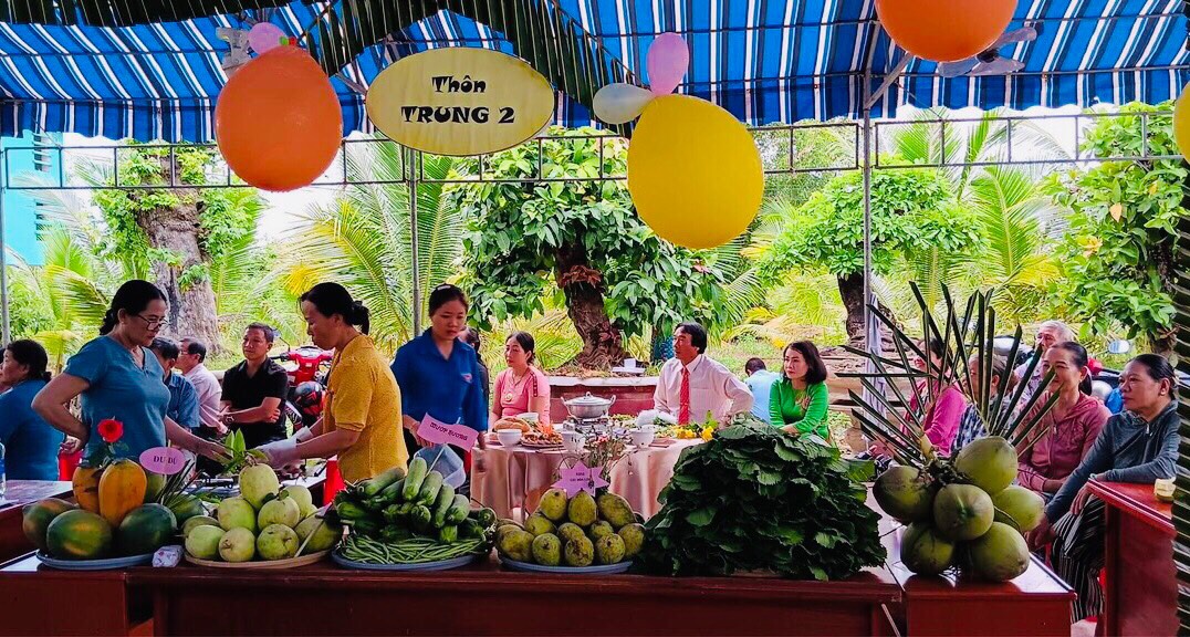 Người dân thôn Trung 2, xã Diên Điền, huyện Diên Khánh trưng bày các sản phẩm của địa phương tại Ngày hội Đại đoàn kết toàn dân tộc