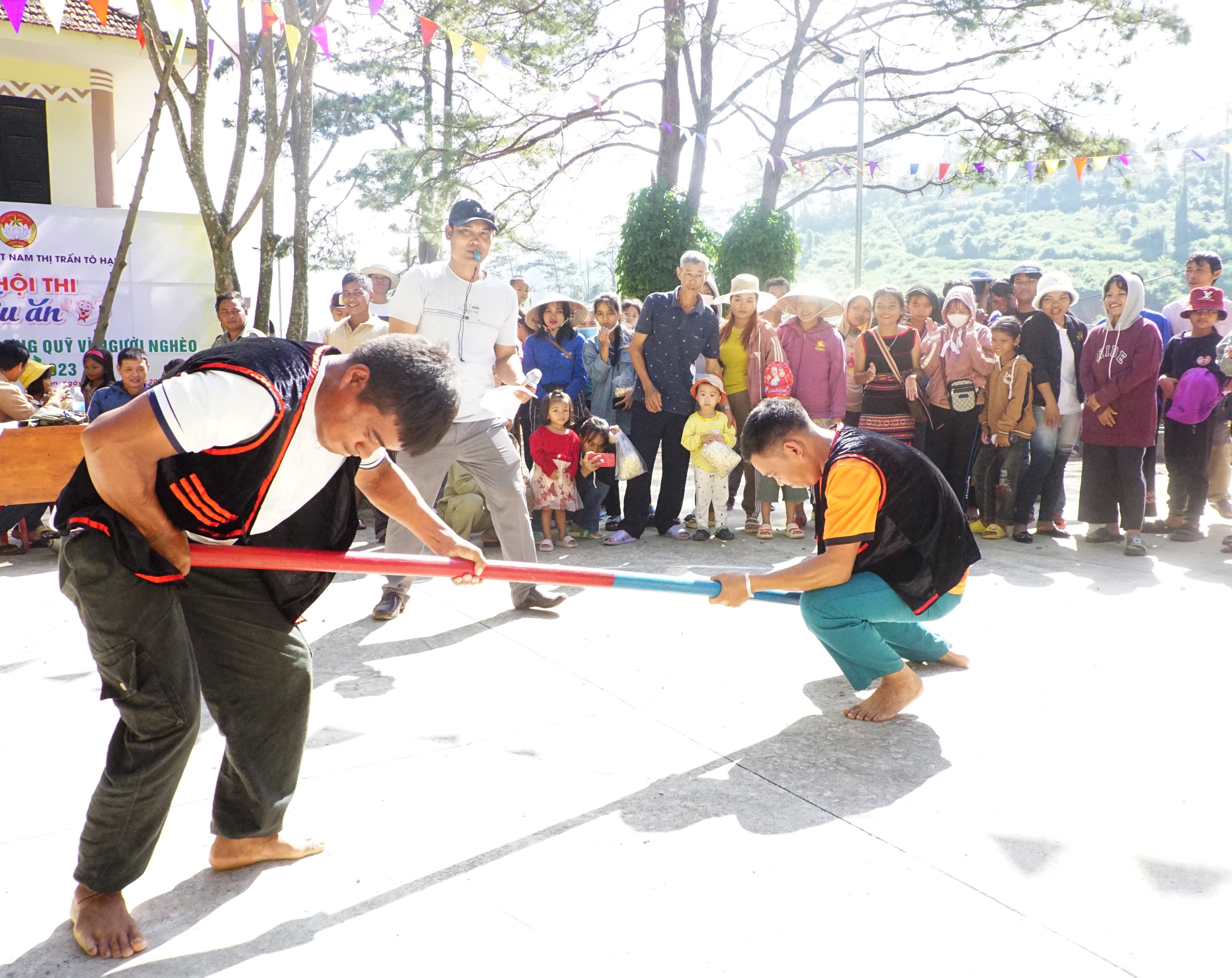 Người dân tổ dân phố Hạp Thịnh, thị trấn Tô Hạp, huyện Khánh Sơn tham gia trò chơi tại ngày hội
