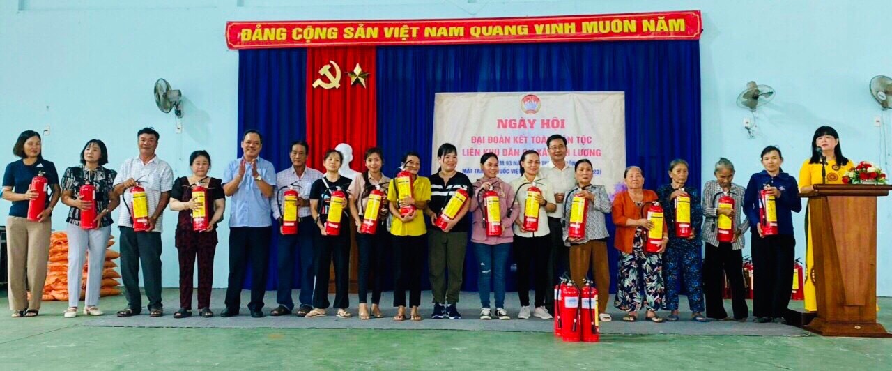 Người dân xã Vĩnh Lương, TP. Nha Trang được tặng bình chữa cháy tại Ngày hội Đại đoàn kết toàn dân tộc