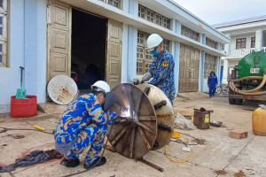 Trung tâm Dịch vụ Hậu cần - Kỹ thuật đảo Trường Sa hỗ trợ tàu cá khắc phục sự cố