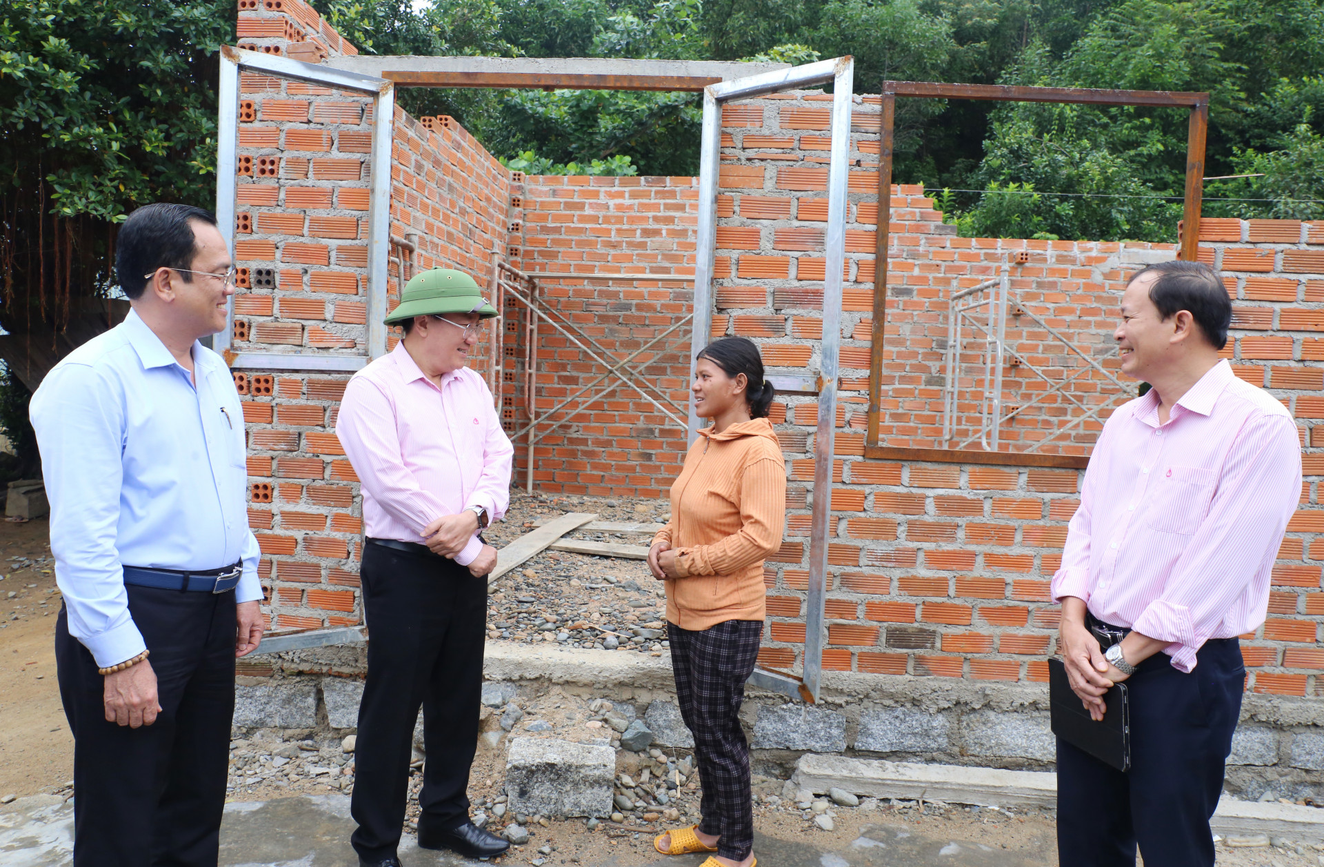 Đoàn công tác của Ngân hàng Chính sách xã hội thăm gia đình chị Cà An (ảnh đơn vị cung cấp).