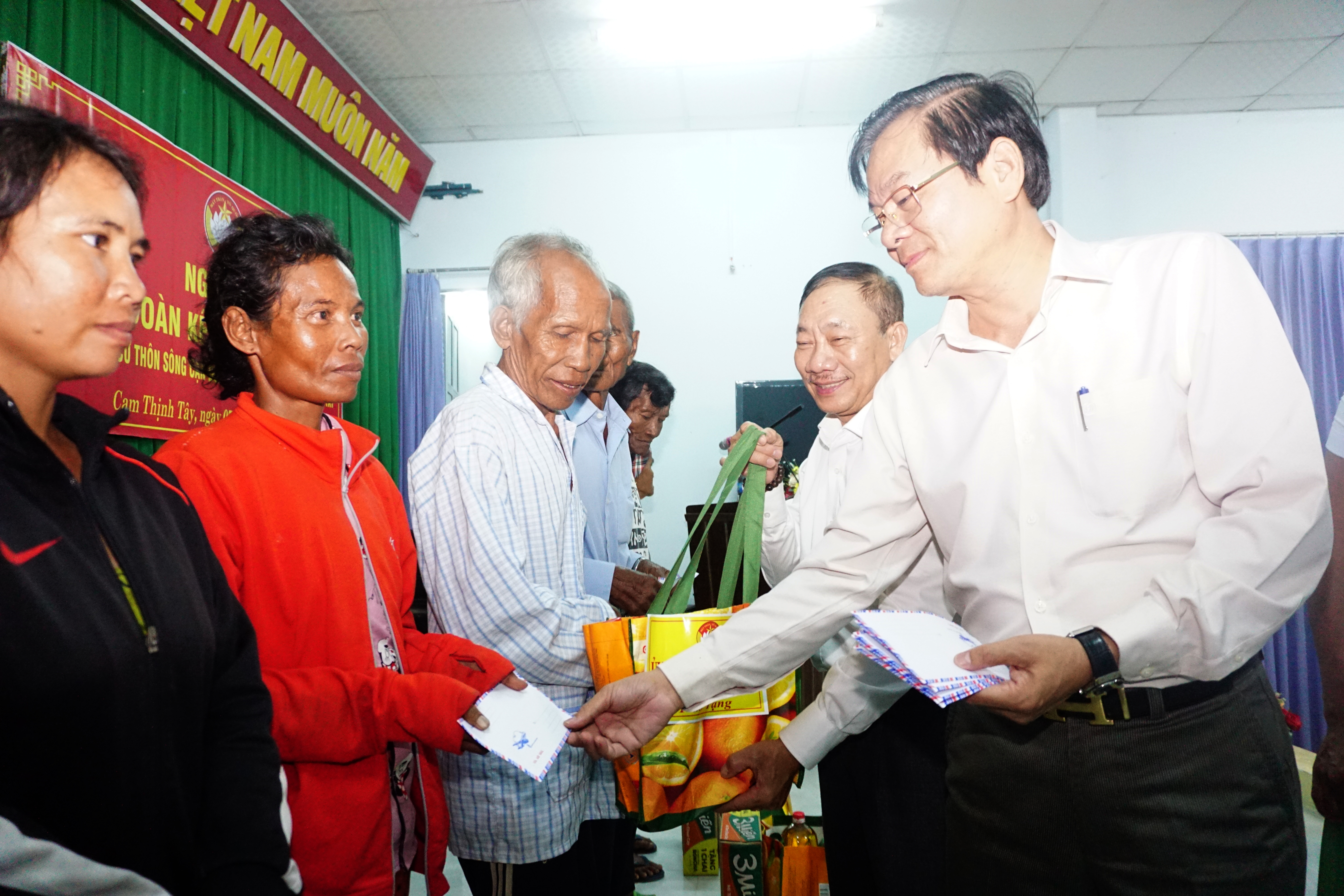 Ông Trần Mạnh Dũng dự Ngày hội đại đoàn kết toàn dân tộc tại xã Cam Thịnh Tây