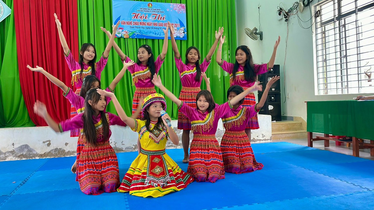 Các học sinh Trường Phổ thông Dân tộc nội trú Cam Ranh biểu diễn văn nghệ chào mừng Ngày Nhà giáo Việt Nam. 