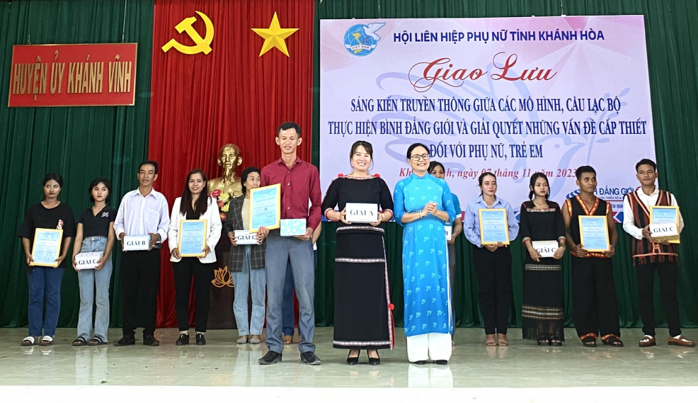 Lãnh đạo Hội Liên hiệp Phụ nữ tỉnh trao giải A cho Đội tuyên truyền viên xã Khánh Đông.
