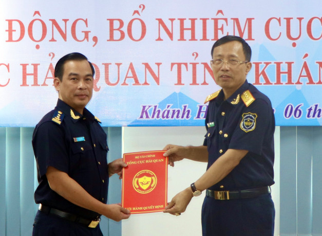 Ông Nguyễn Văn Cẩn - Tổng Cục trưởng Tổng Cục Hải quan (bên phải) trao quyết định cho ông Vũ Lê Quân.
