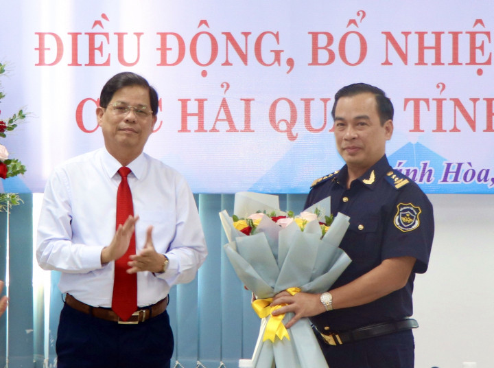 Ông Nguyễn Tấn Tuân tặng hoa chúc mừng ông Vũ Lê Quân.