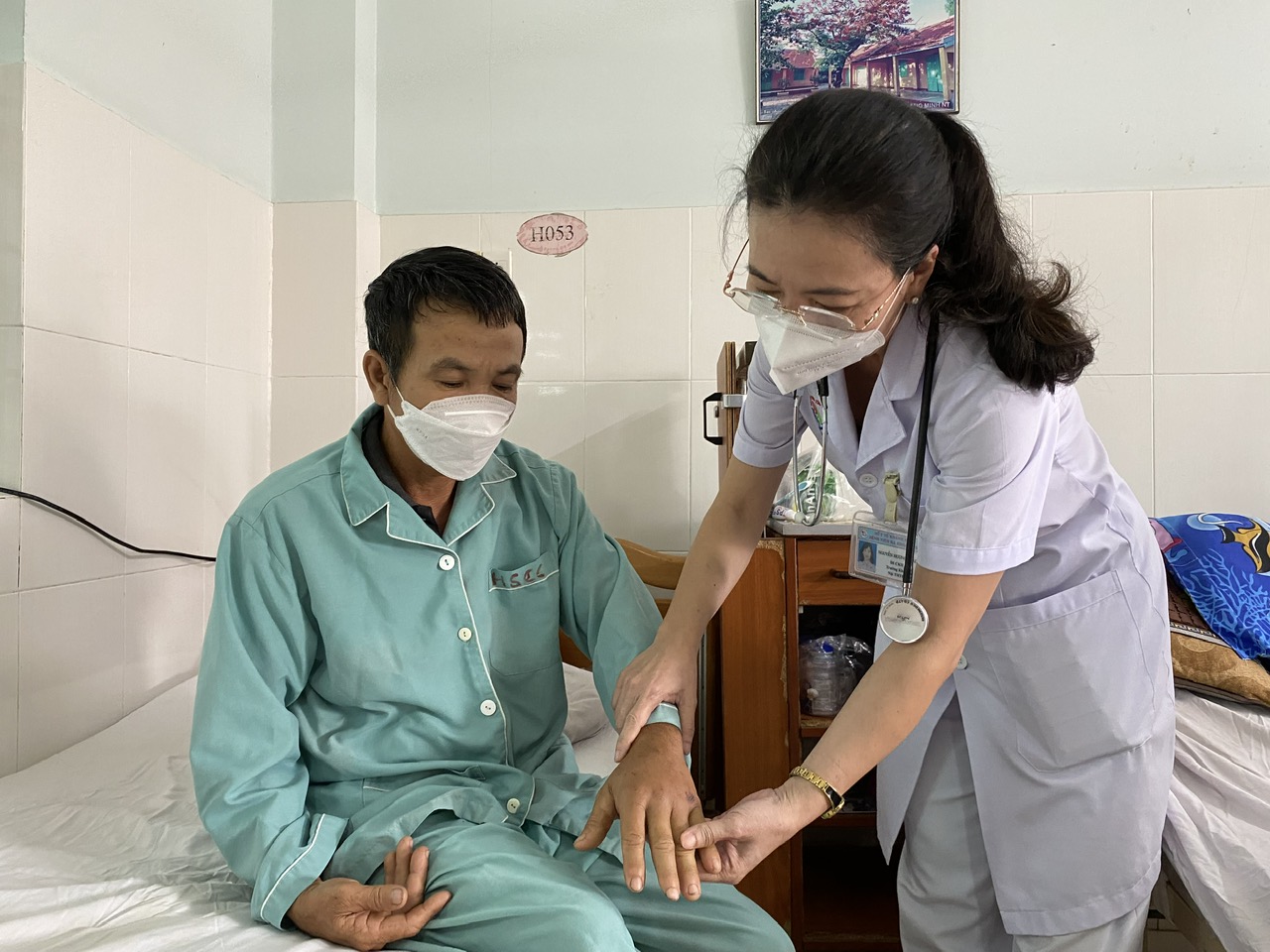 Sức  khoẻ  của  bệnh  nhân  Tiên  sau 4 ngày  điều  trị  đã  ổn  địnhh, bàn  tay đã bớt  sưng