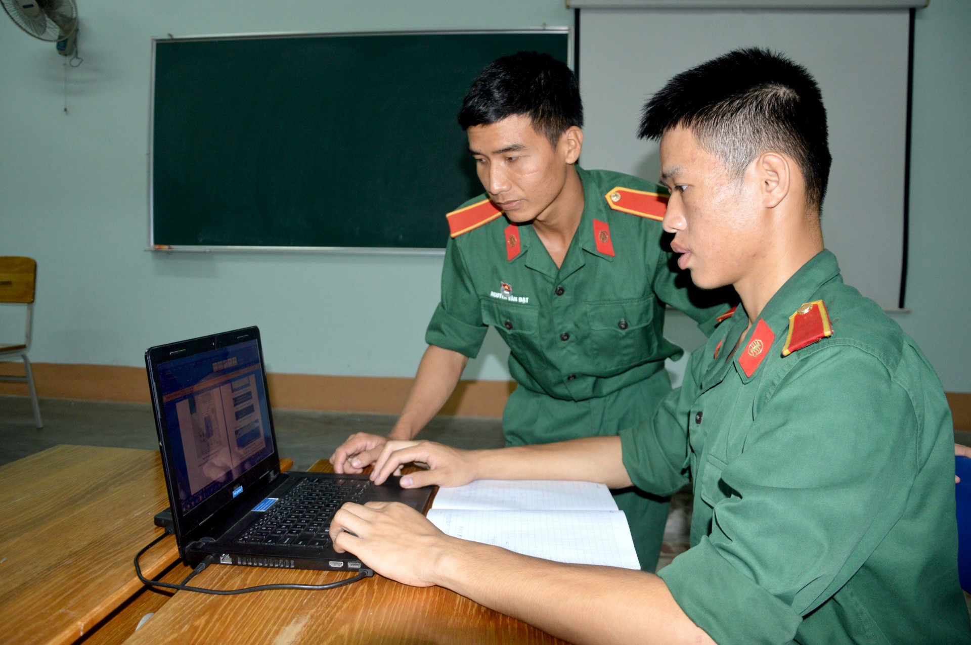 Trung sĩ Phạm Minh Tuấn và Thượng sĩ Nguyễn Văn Đạt. 