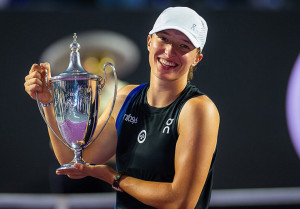 Chung kết WTA Finals: Swiatek chiến thắng thuyết phục, đòi lại ngôi hậu