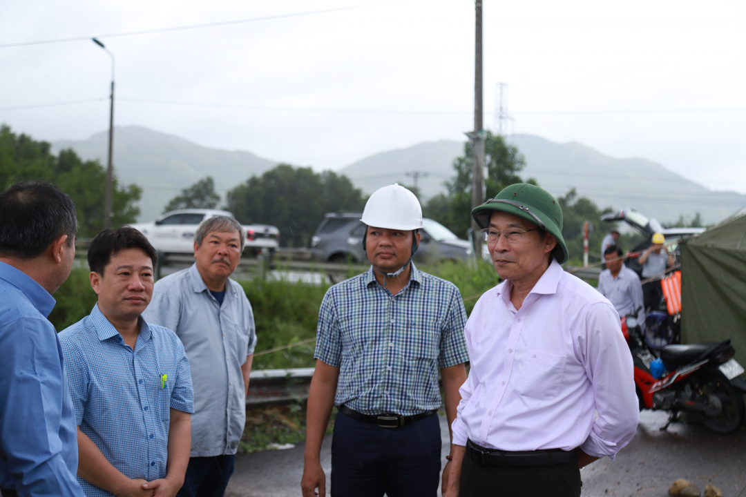Dinh Van Thieu inspected flood prevention work in Dien Thanh commune (Dien Khanh).