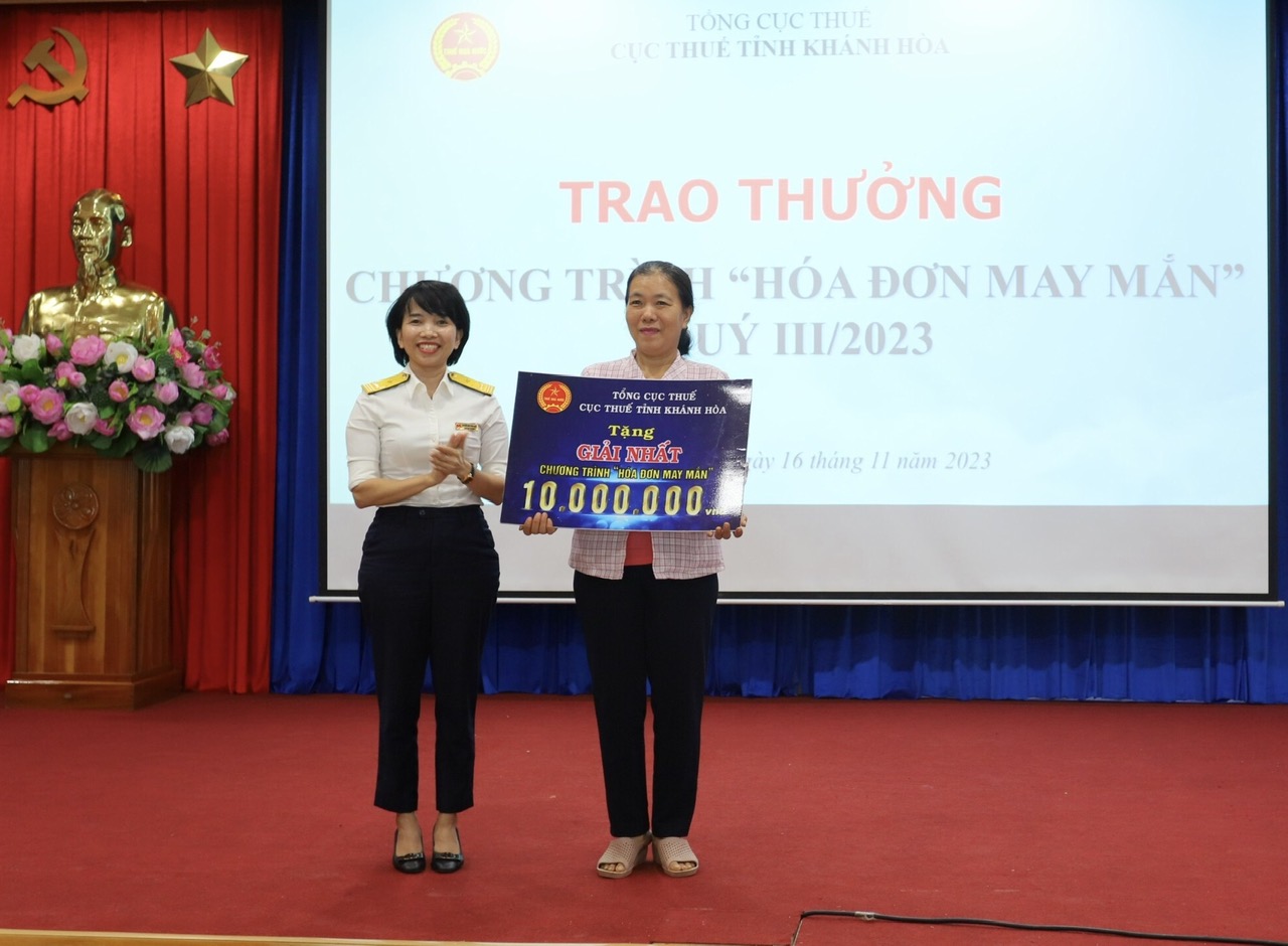 Bà Nguyễn Kim Thái Linh - Phó Cục trưởng Cục Thuế tỉnh trao giải nhất cho hộ kinh doanh Châu Thị Đức.