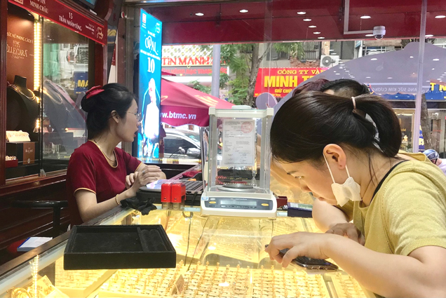 Giá vàng giảm khoảng 300.000 đồng/lượng so với đầu tuần