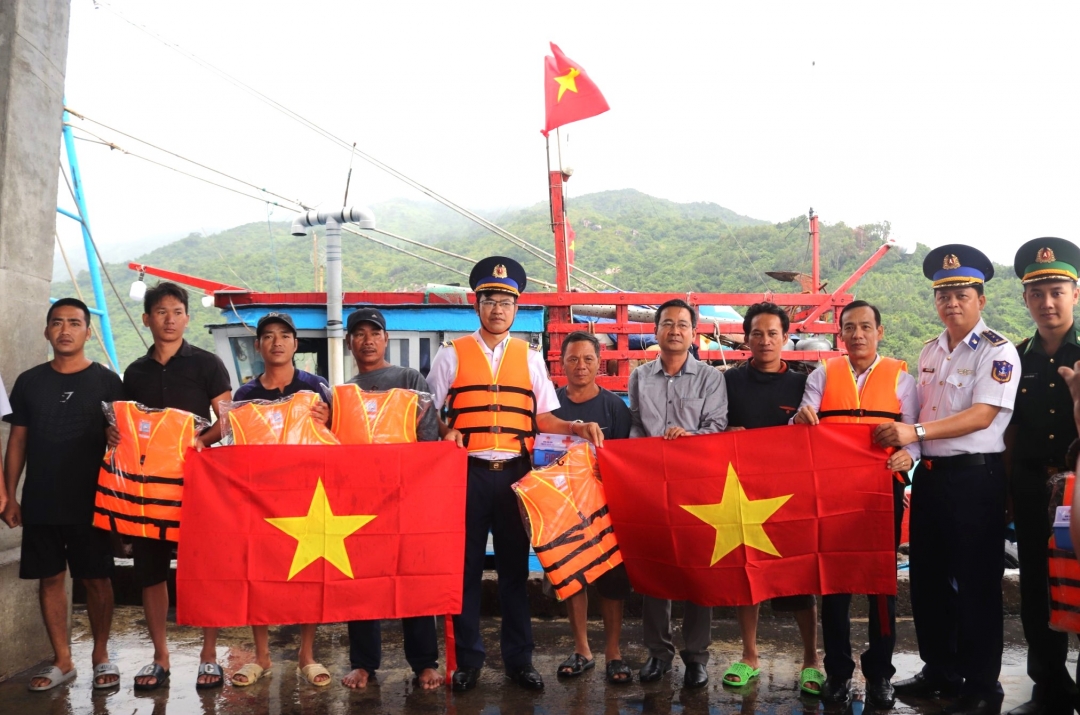 Leaders of Squadron 32 together with leaders of the Provincial Party Committees Mass Mobilization Committee and Van Ninh District Party Committee presented the National flag, life jackets and medicine boxes to fishermen in Dai Lanh commune.
