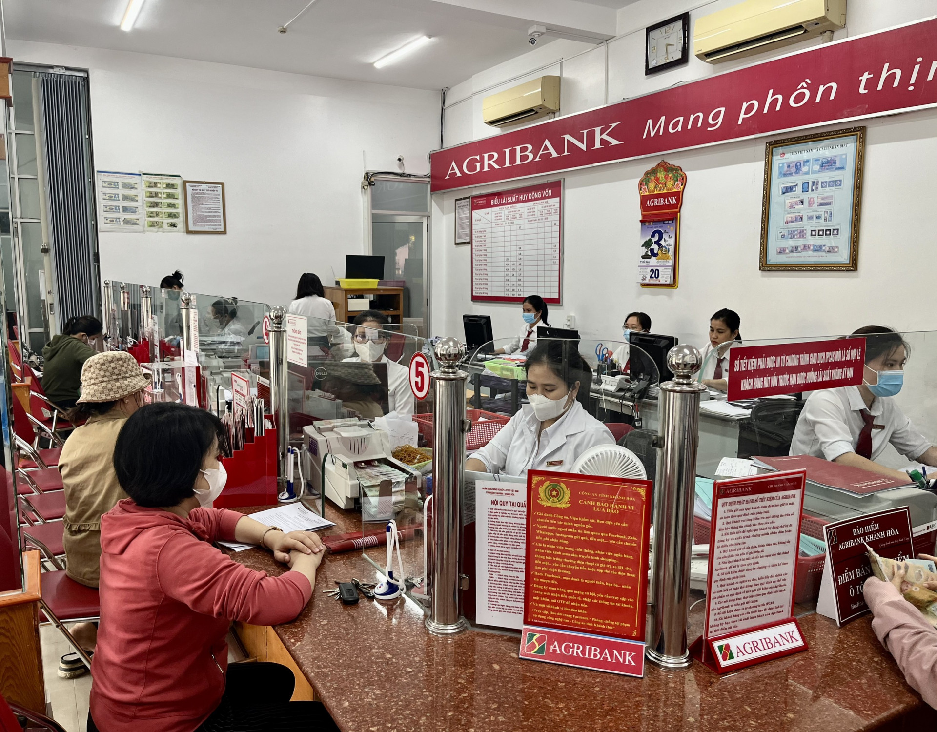 Khách hàng giao dịch tại Agribank Chi nhánh huyện Vạn Ninh.
