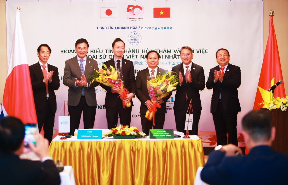 Lãnh đạo tỉnh tặng hoa chúc mừng Vietcombank Khánh Hòa và Công ty TNHH Điện lực Vân Phong thực hiện lễ ký kết thành công.