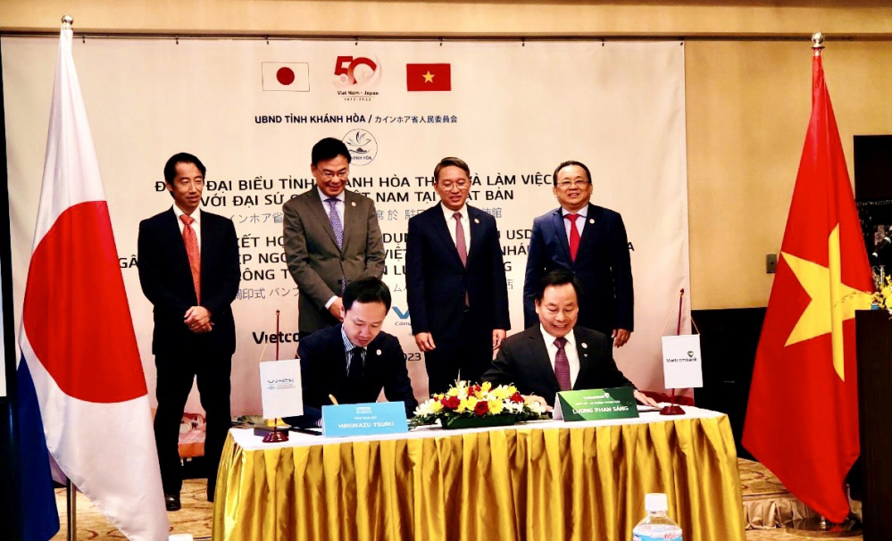 Khanh Hoa province’s leaders witness signing ceremony of credit contract between Vietcombank Khanh Hoa and Van Phong Electricity Co., Ltd.