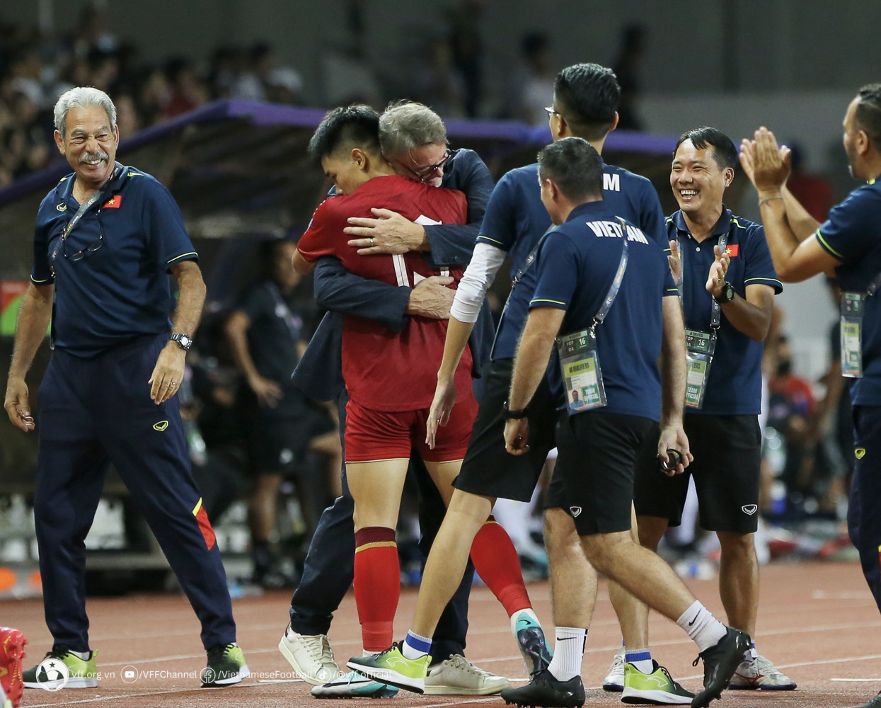 Niềm vui thầy trò Huấn luyện viên Philippe Troussier sau chiến thắng trước Philippines. (Nguồn: VFF)
