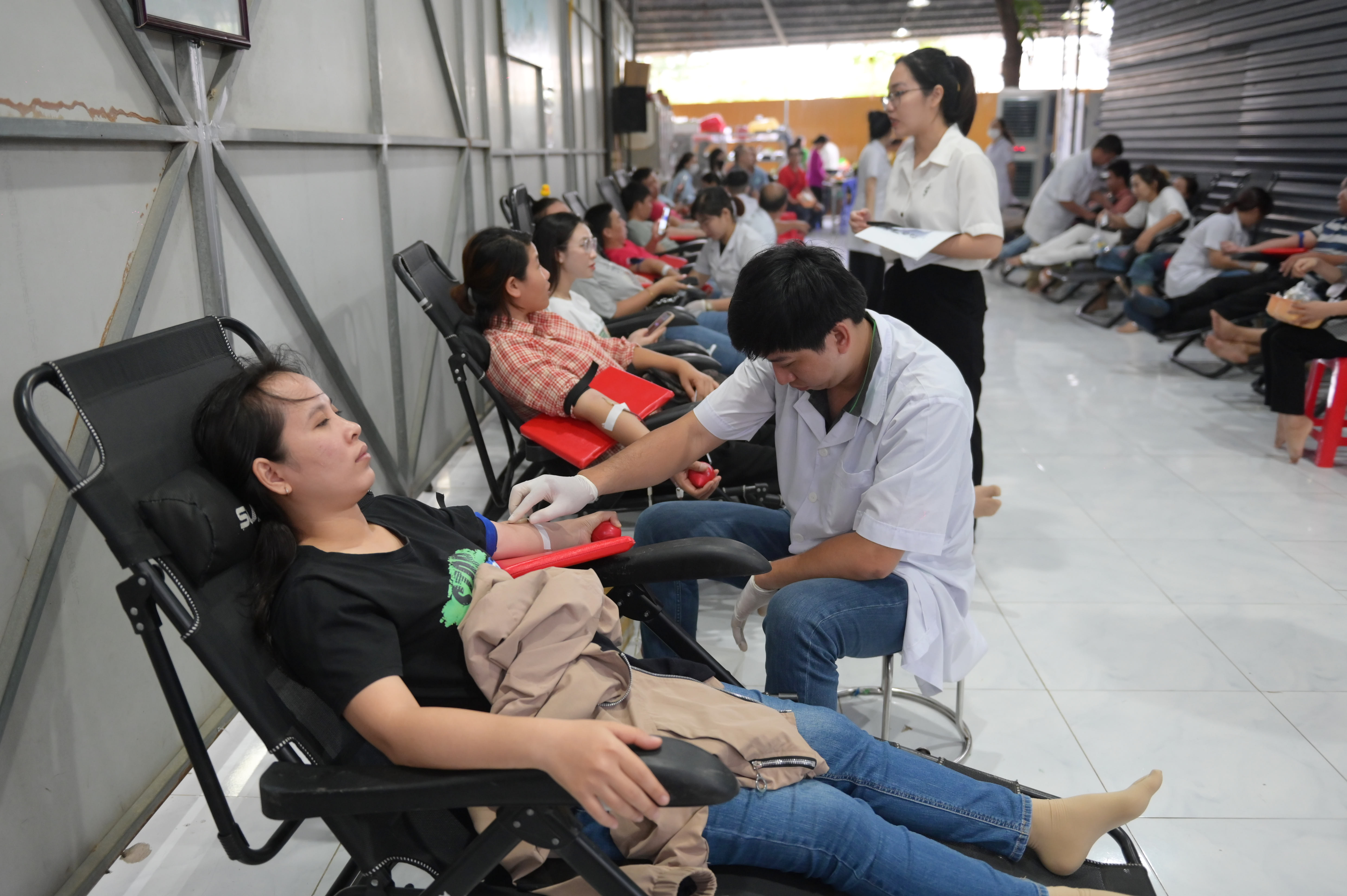 Tình nguyện viên tham gia hiến máu nhân đạo.