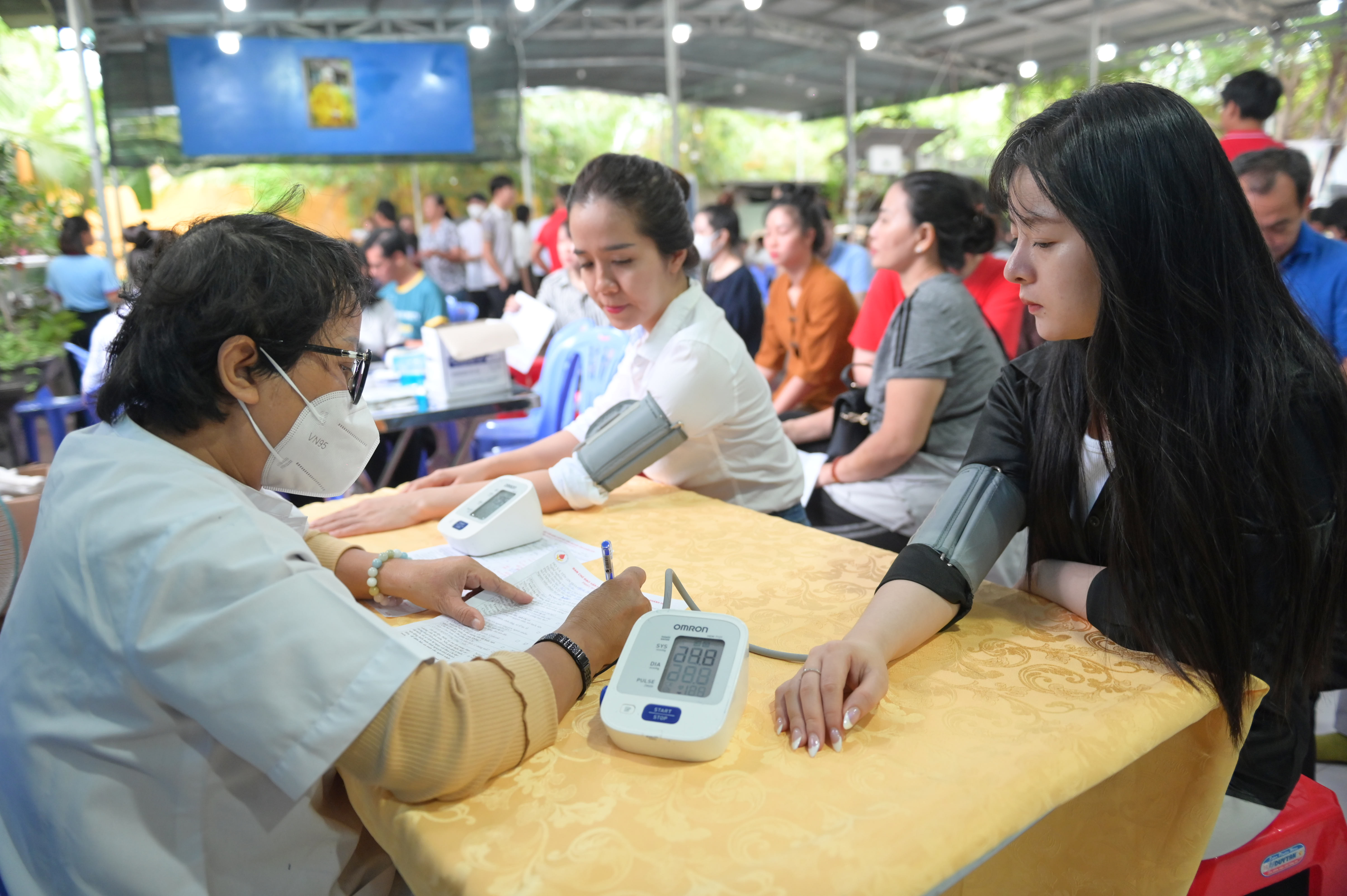 Khám sức khoẻ trước khi hiến máu.