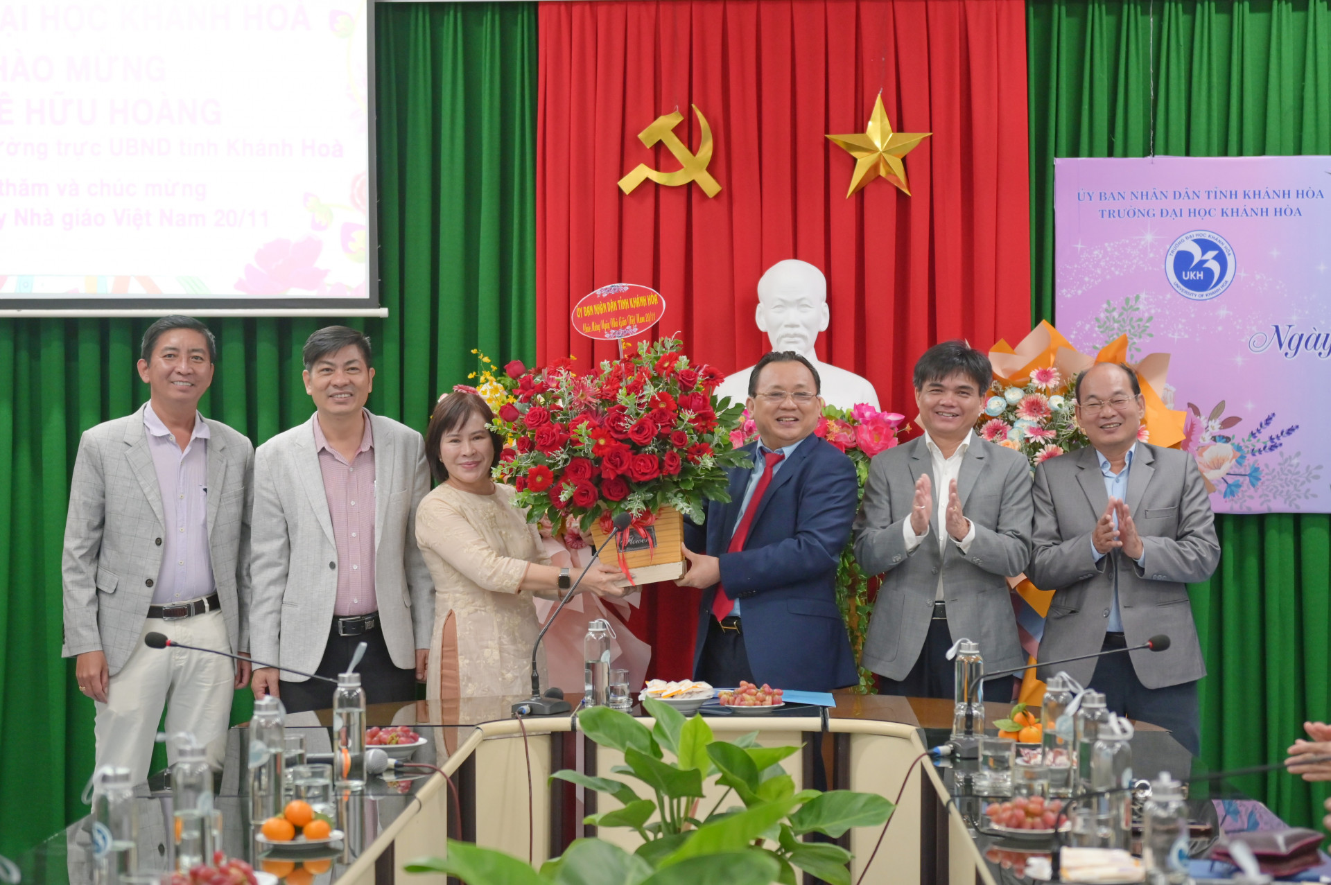 Đồng chí Lê Hữu Hoàng tặng hoa chúc mừng Trường Đại học Khánh Hoà.